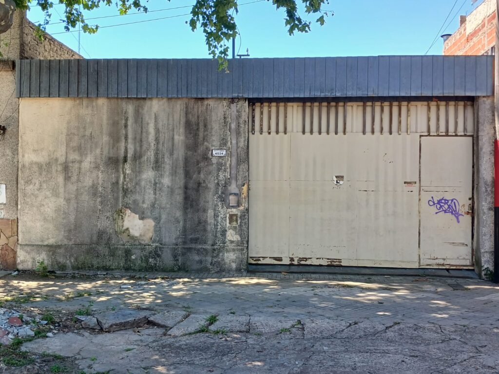 Galpón en alquiler en Montevideo 4534 con entrada vehicular