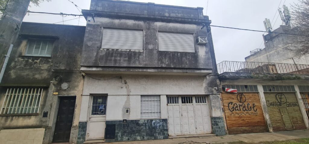 Casa en alquiler en Viamonte 3688 con cochera para dos autos