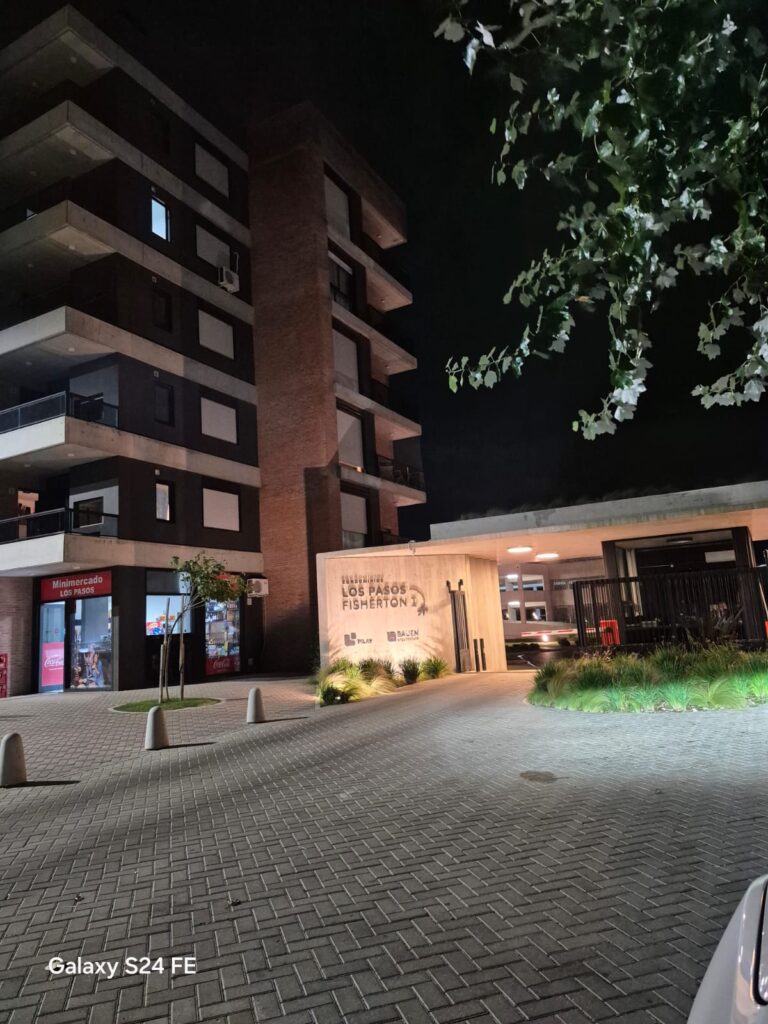 Departamento en alquiler en Los Pasos de Fisherton con cochera y patio